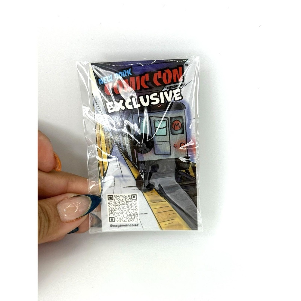 Meg's Mashables Pizza Rat Enamel Pin 2025 NYCC Exclusive Subway Design NWT Rare - Picture 3 of 3